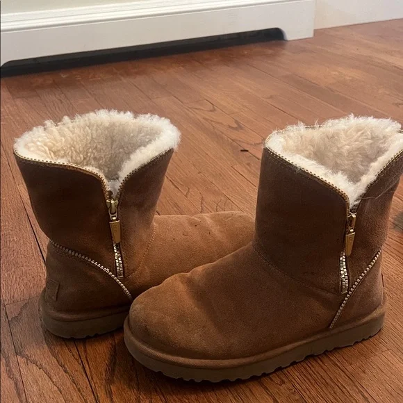 UGG Tan Winter Boots with Plush Lining - Picture 3 of 6